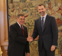 Su Alteza Real el Príncipe de Asturias recibe el saludo del Secretario de Defensa de los Estados Unidos de América, Leon Edward Panetta